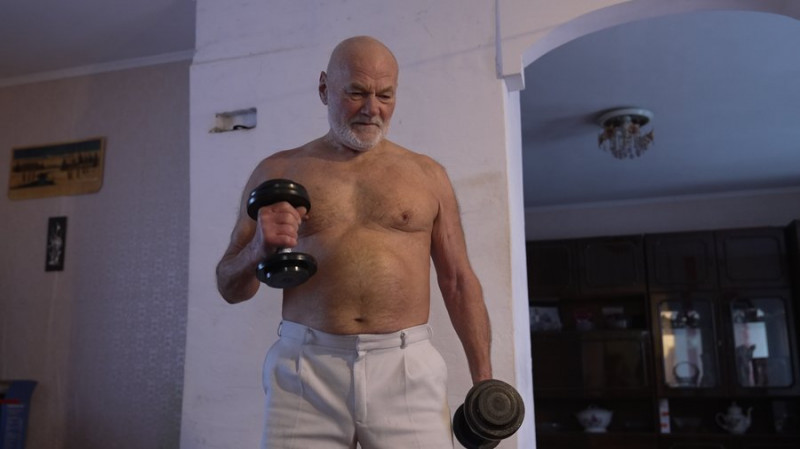 У 81 рік танцює босоніж на снігу, займається спортом та порається по господарству: історія пенсіонера з Новоселівки