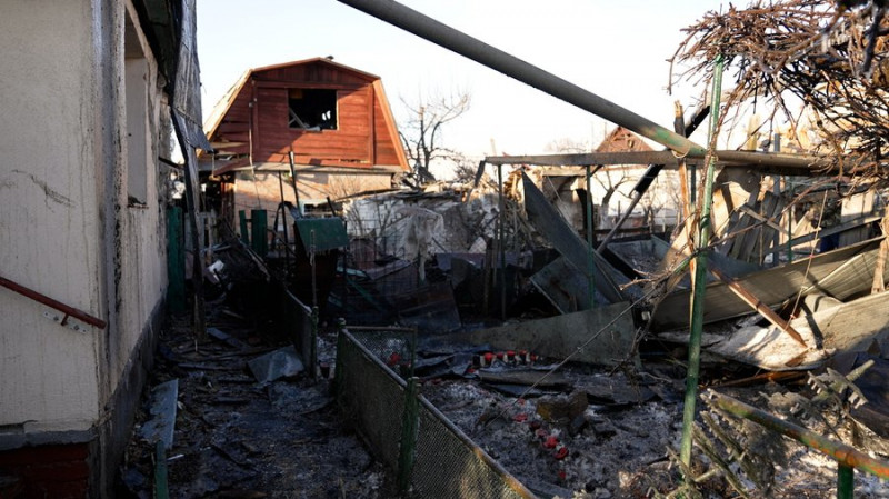 "Вікон та стелі немає, а ялинка вистояла": що розповідають мешканці пошкоджених будинків про атаку РФ на Чернігів