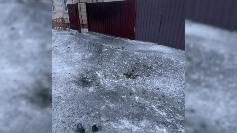 Пошкоджені паркан, фасад та вікна будинку: РФ FPV-дроном атакувала житловий масив у Семенівці на Чернігівщині