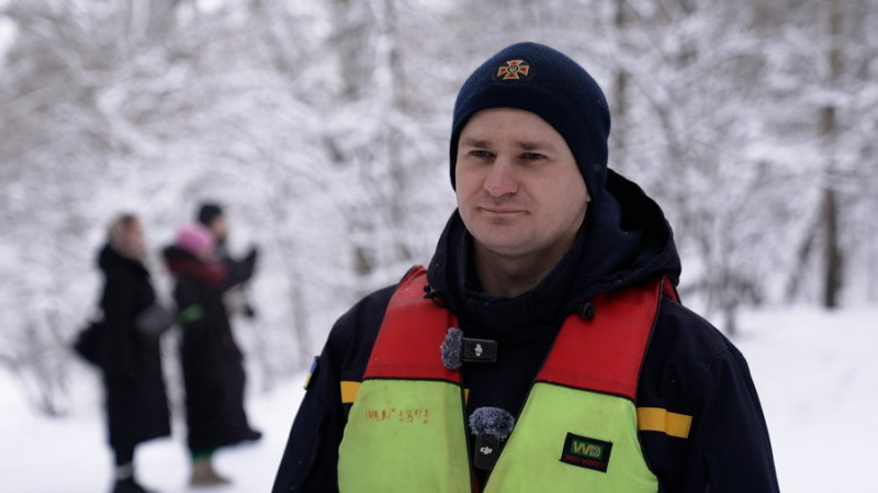 Як врятувати людину з-під криги: у Чернігові фахівці ДСНС нагадали школярам про правила безпечної поведінки на льоду