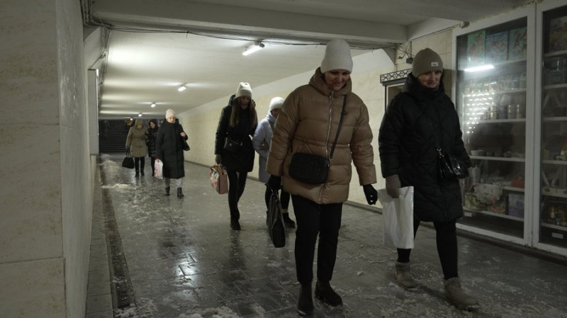 Слизько й темно: у Чернігові люди скаржаться на підземний перехід у центрі міста
