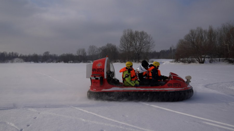 Як врятувати людину з-під криги: у Чернігові фахівці ДСНС нагадали школярам про правила безпечної поведінки на льоду