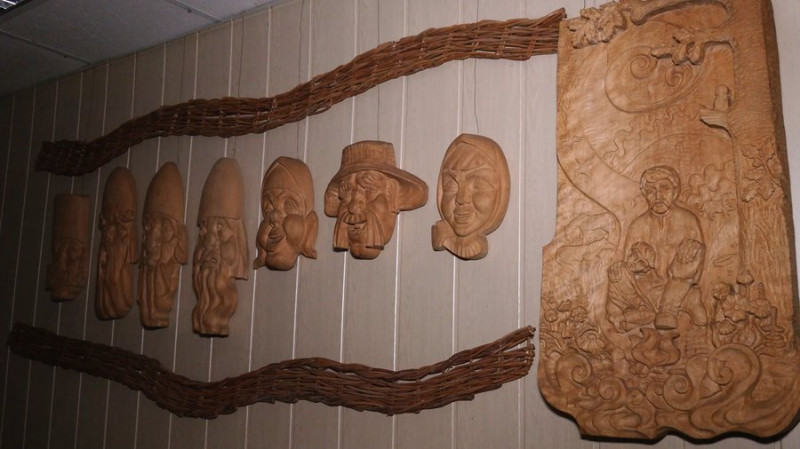 Не користується Інтернетом, а образи створює уява: на Чернігівщині чоловік зробив 38 керамічних масок за твором Гоголя