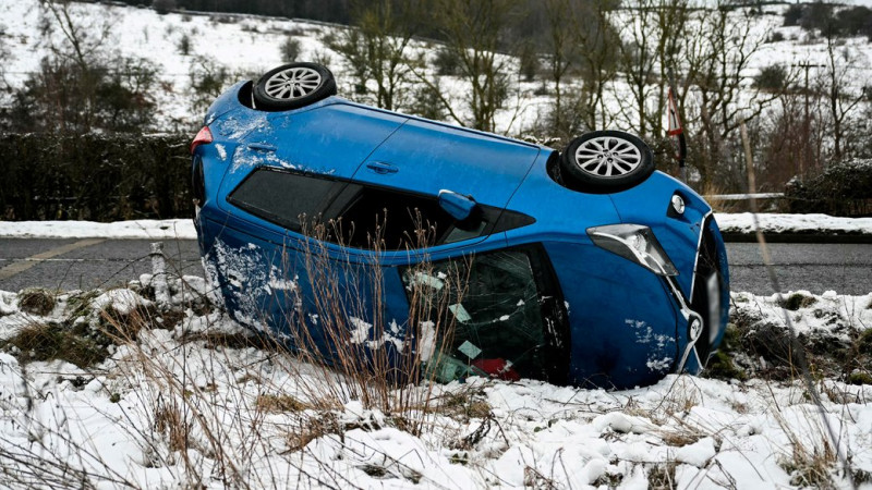 Люди катаються на ковзанах, а автівки зносить: в якому стані дороги на Чернігівщині
