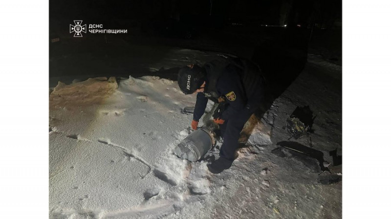 Російський безпілотник, який впав уночі в Чернігові, пошкодив фасад багатоповерхівки