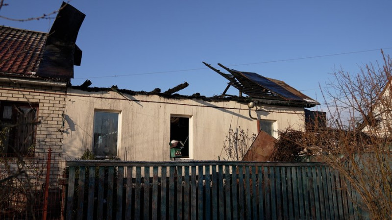 "Вікон та стелі немає, а ялинка вистояла": що розповідають мешканці пошкоджених будинків про атаку РФ на Чернігів