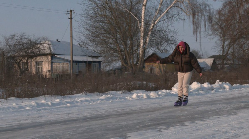 Люди катаються на ковзанах, а автівки зносить: в якому стані дороги на Чернігівщині