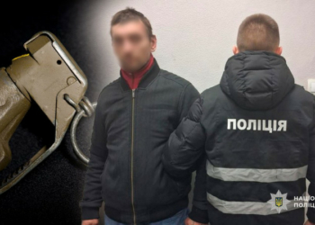 Погрожував гранатами поліції: на Чернігівщині затримали чоловіка, який самовільно залишив бойові позиції зі зброєю Погрожував гранатами поліції: на Чернігівщині затримали чоловіка, який самовільно залишив бойові позиції зі зброєю