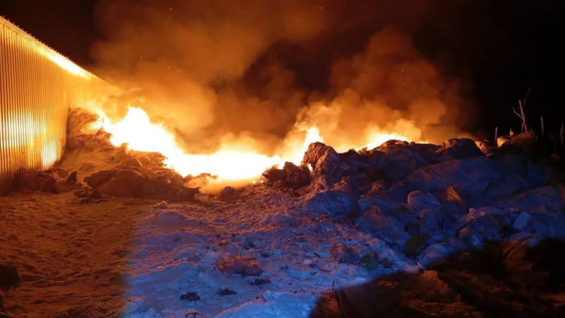 Горів ангар для зберігання зерна, пошкоджені 5 вантажівок та будинки: РФ атакувала Чернігівський та Ніжинський райони