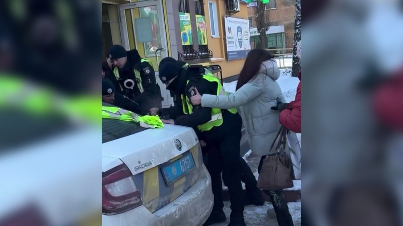 "Штовхали людей, вдарили мене по голові": чернігівка про конфлікт між патрульними та чоловіком, якого доставили до ТЦК