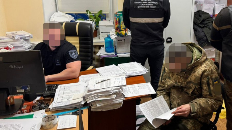 Продали 13 000 літрів пального, яке було для військової техніки: трьом посадовцям в/ч на Чернігівщині оголосили підозри