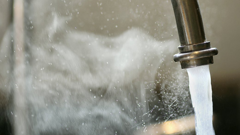 "Грію воду в каструлі, миюся в тазику": як реагують чернігівці на відключення гарячого водопостачання у 350 будинках