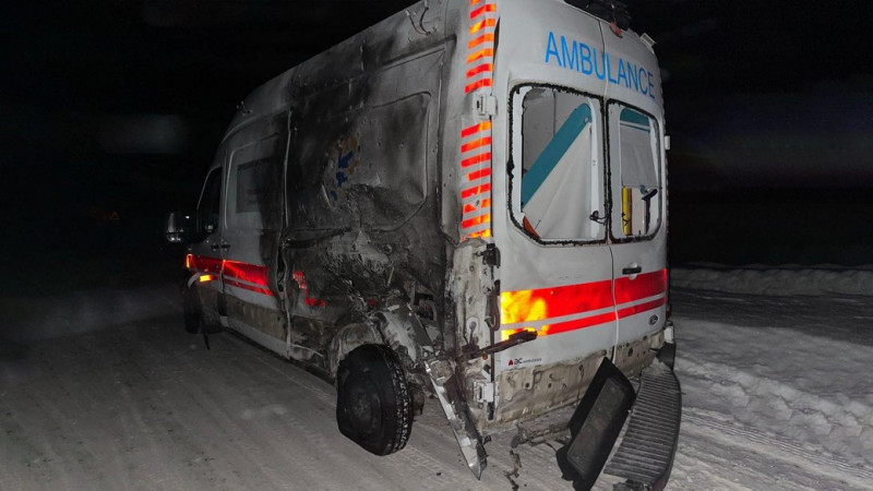 Двоє людей постраждали: російські війська атакували у Семенівці автомобіль "швидкої", який повертався з виклику