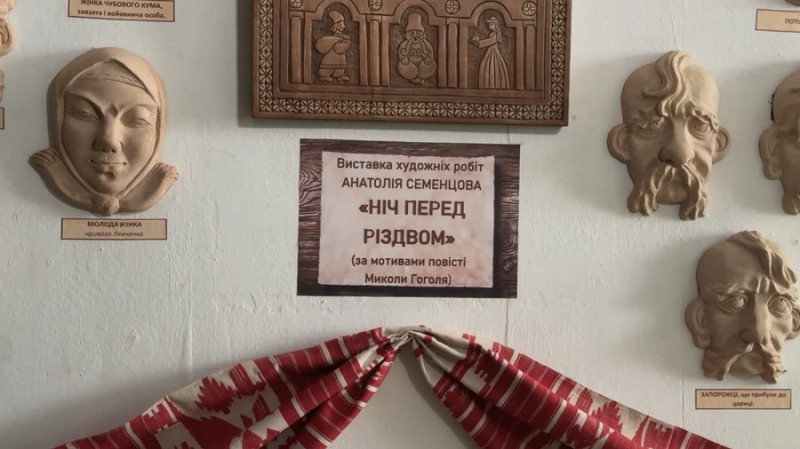 Не користується Інтернетом, а образи створює уява: на Чернігівщині чоловік зробив 38 керамічних масок за твором Гоголя