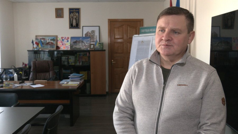 Заряджають ґаджети у пунктах незламності та чекають на відновлення електрики: яка ситуація у Славутичі після атаки РФ