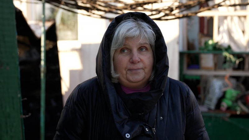 "Вікон та стелі немає, а ялинка вистояла": що розповідають мешканці пошкоджених будинків про атаку РФ на Чернігів