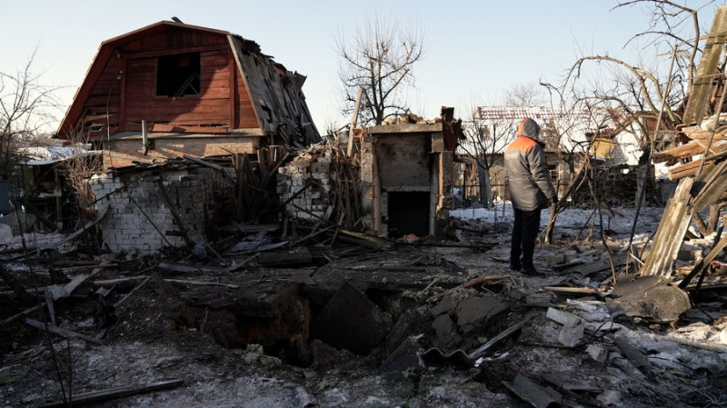 "Вікон та стелі немає, а ялинка вистояла": що розповідають мешканці пошкоджених будинків про атаку РФ на Чернігів