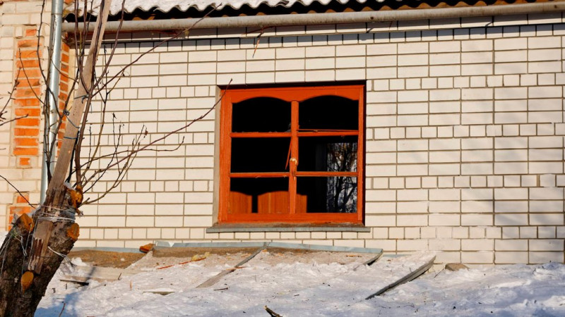 "Вікон та стелі немає, а ялинка вистояла": що розповідають мешканці пошкоджених будинків про атаку РФ на Чернігів