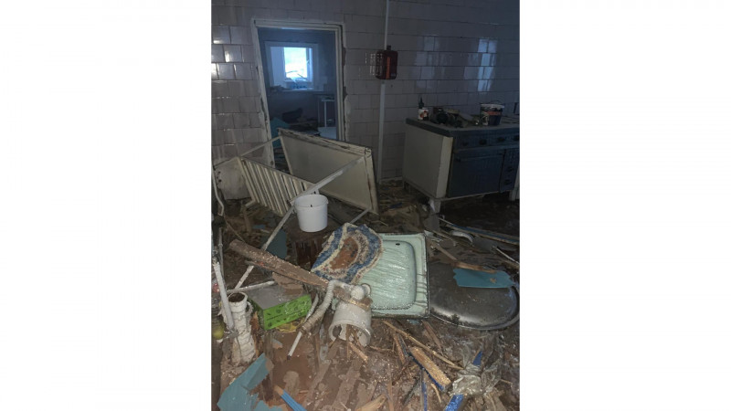 Знищені 3 службові автомобілі й господарські приміщення: наслідки атаки армії РФ по лікарні у Семенівці на Чернігівщині