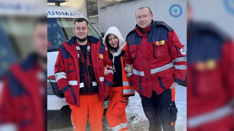 Уві сні зупинилося серце: як у Чернігові бригада "швидкої" разом з родичами врятували чоловіка