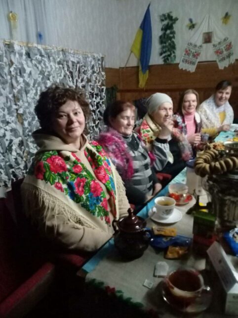 Була восьмою дитиною в родині, тепер сама піклується про інших дітей: історія завклубу з Чернігівського прикордоння