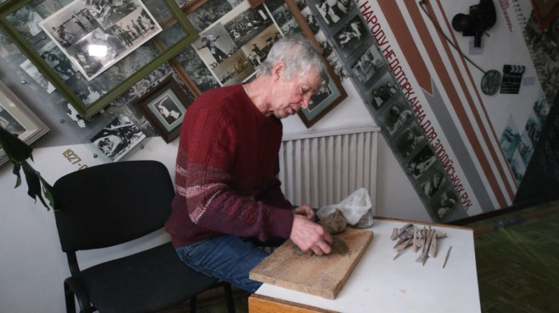 Не користується Інтернетом, а образи створює уява: на Чернігівщині чоловік зробив 38 керамічних масок за твором Гоголя