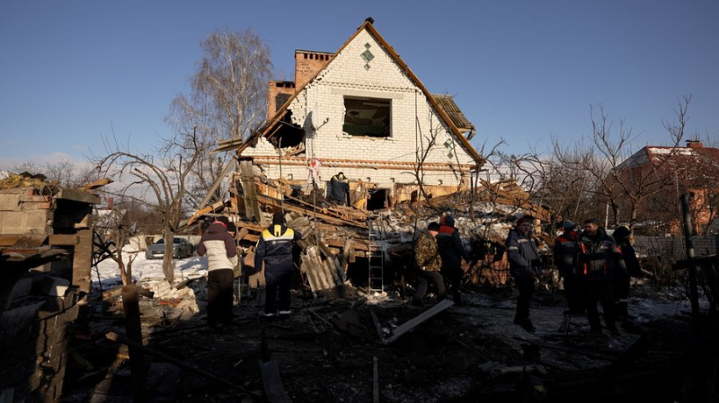 "Вікон та стелі немає, а ялинка вистояла": що розповідають мешканці пошкоджених будинків про атаку РФ на Чернігів
