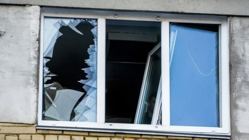 Внаслідок російської атаки по Сновську пошкоджені приватні будинки та підприємство