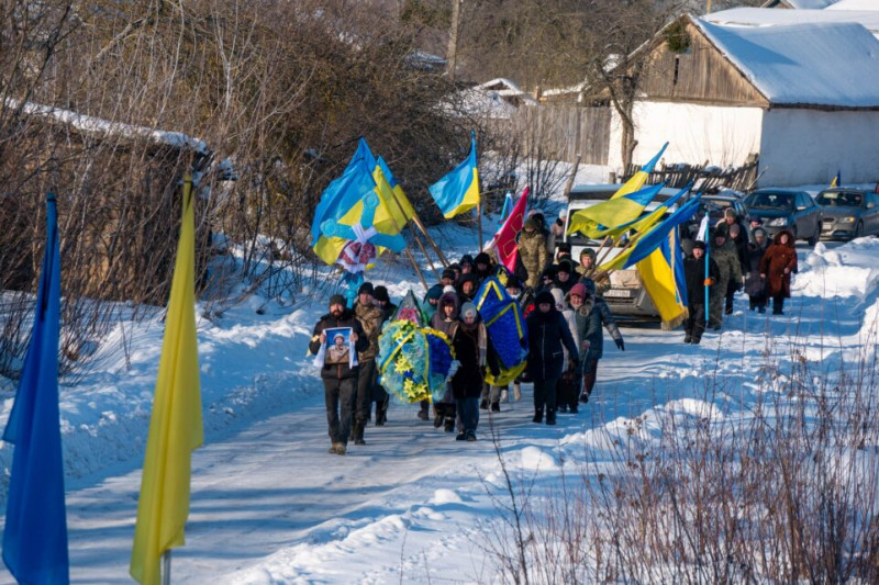 Чекали понад рік: на Чернігівщині попрощалися із солдатом, який загинув на Курщині