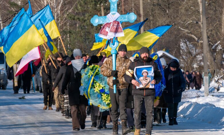 Чекали понад рік: на Чернігівщині попрощалися із солдатом, який загинув на Курщині