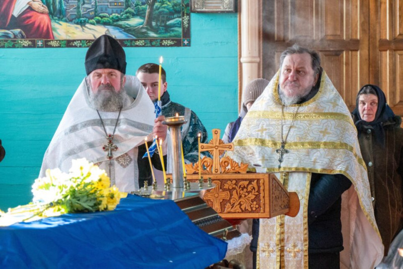 Чекали понад рік: на Чернігівщині попрощалися із солдатом, який загинув на Курщині