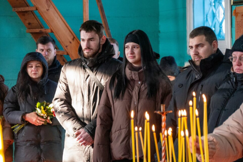 Чекали понад рік: на Чернігівщині попрощалися із солдатом, який загинув на Курщині