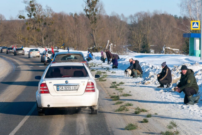 Чекали понад рік: на Чернігівщині попрощалися із солдатом, який загинув на Курщині
