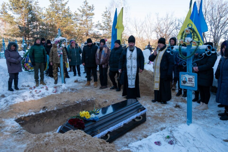 Чекали понад рік: на Чернігівщині попрощалися із солдатом, який загинув на Курщині
