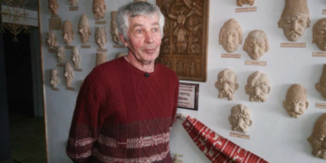 Не користується Інтернетом, а образи створює уява: на Чернігівщині чоловік зробив 38 керамічних масок за твором Гоголя