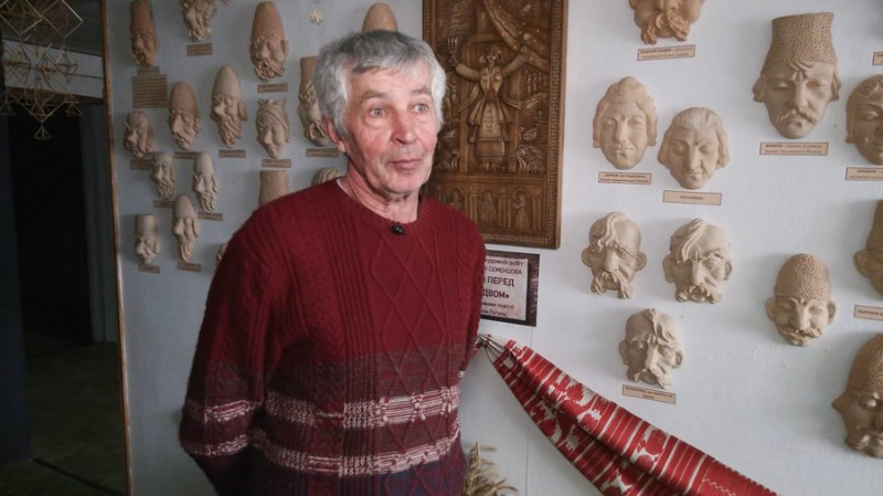 Не користується Інтернетом, а образи створює уява: на Чернігівщині чоловік зробив 38 керамічних масок за твором Гоголя