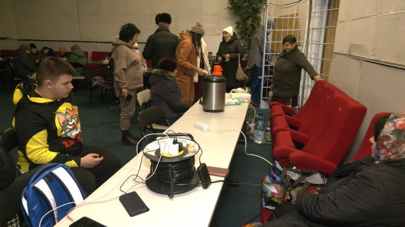 Заряджають ґаджети у пунктах незламності та чекають на відновлення електрики: яка ситуація у Славутичі після атаки РФ