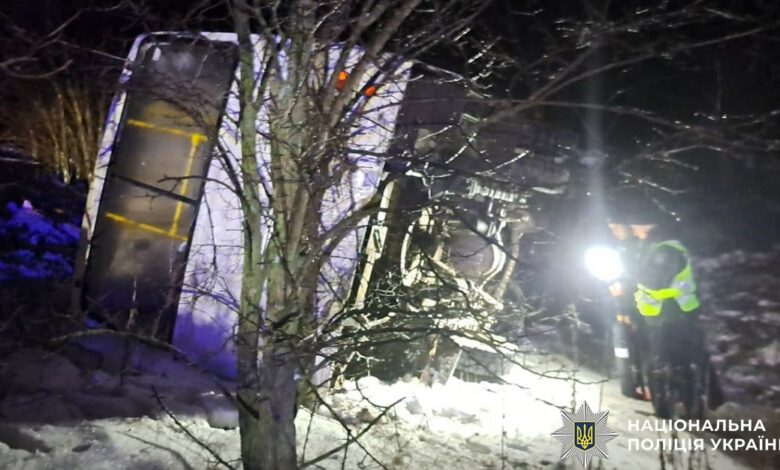 Дев’ять пасажирів травмовані: у Ніжинському районі автобус з’їхав у кювет