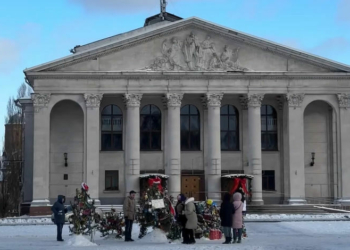 Доля ялинок у центрі Чернігова: міська рада закликає розібрати новорічні атрибути