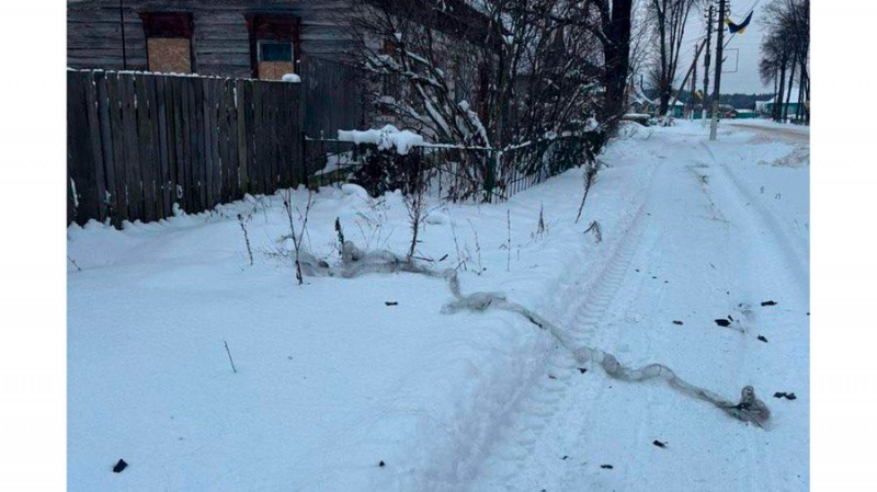 Росіяни FPV-дроном влучили в автівку у Семенівці