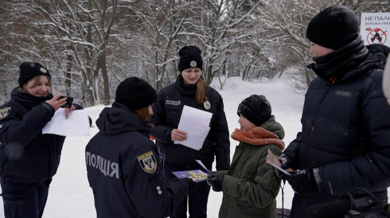 Як врятувати людину з-під криги: у Чернігові фахівці ДСНС нагадали школярам про правила безпечної поведінки на льоду