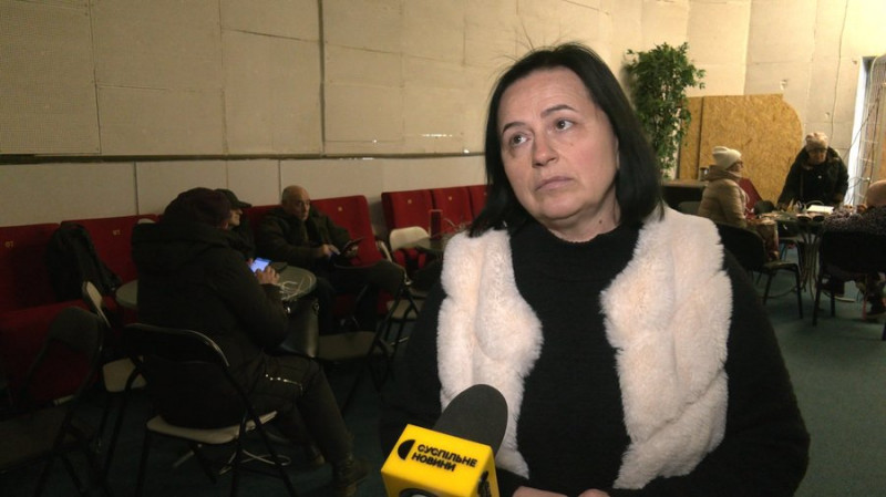 Заряджають ґаджети у пунктах незламності та чекають на відновлення електрики: яка ситуація у Славутичі після атаки РФ