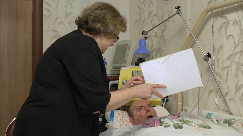 "Заручник свого тіла": як чернігівець живе на апараті ШВЛ, коли світла може не бути 16 годин на добу