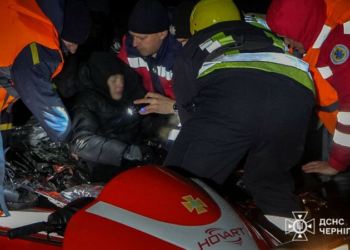 Загін спецпризначення ДСНС врятував на річці Десна двох неповнолітніх, один з яких зламав ногу