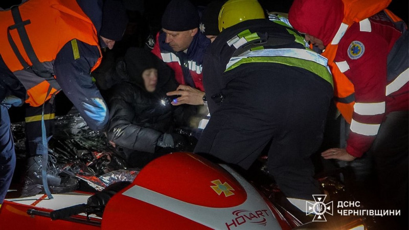 Загін спецпризначення ДСНС врятував на річці Десна двох неповнолітніх, один з яких зламав ногу