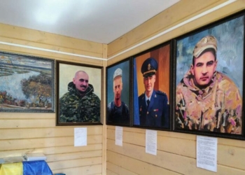 Художник, уродженець Чернігівщини, малює портрети загиблих військових і передає до музею