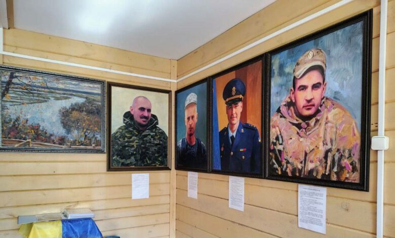Художник, уродженець Чернігівщини, малює портрети загиблих військових і передає до музею
