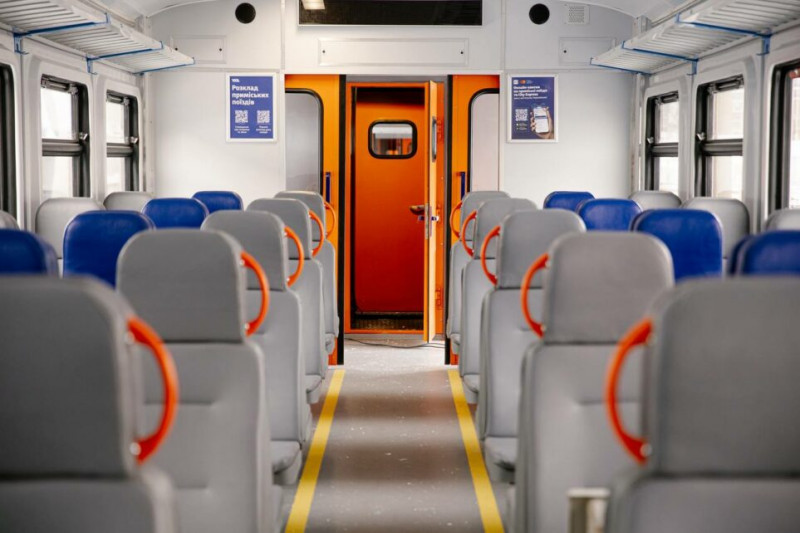Інклюзивна та зі сповивальними столиками: до Ніжина запустили повністю модернізовану електричку