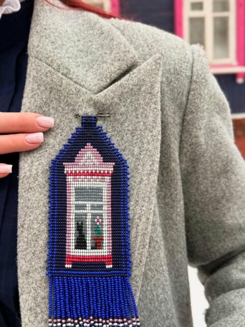 Майстриня з Харкова створила серію прикрас із бісеру з мотивами дерев’яних будиночків Чернігова