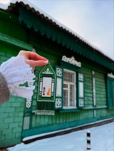Майстриня з Харкова створила серію прикрас із бісеру з мотивами дерев’яних будиночків Чернігова